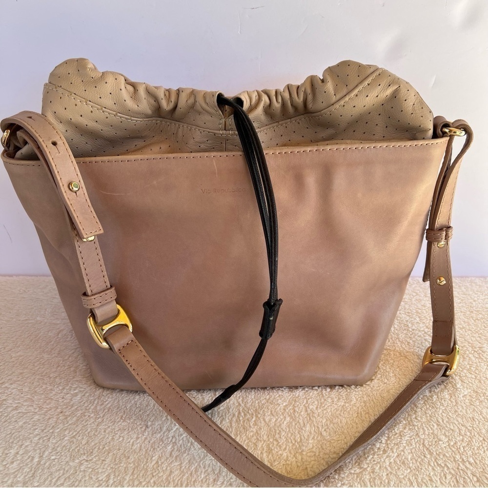VIA REPUBBLICA LEATHER DRAWSTRING NEUTRAL SHOULDER HOBO BUCKET BAG EUC